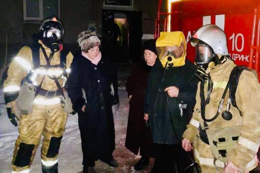 В Шадринске среди ночи из-за пожара эвакуировали жильцов