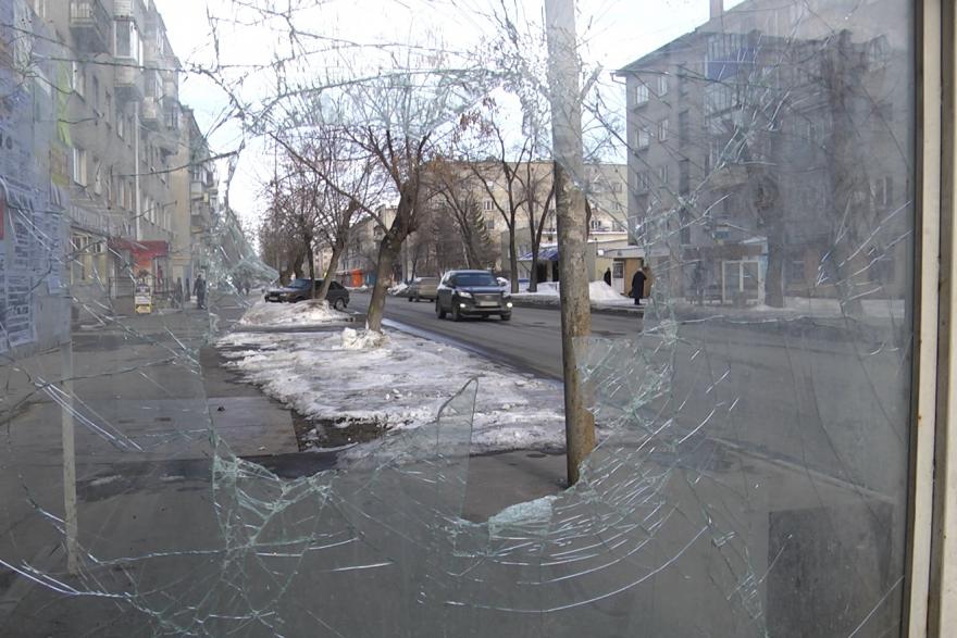 В Кургане задержали вандала, который разбил стекло на остановке 