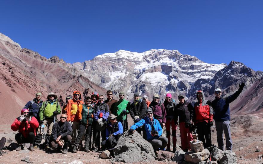 "Спокойной ночи, Раша": курганские альпинисты поднялись на одну из высочайших вершин