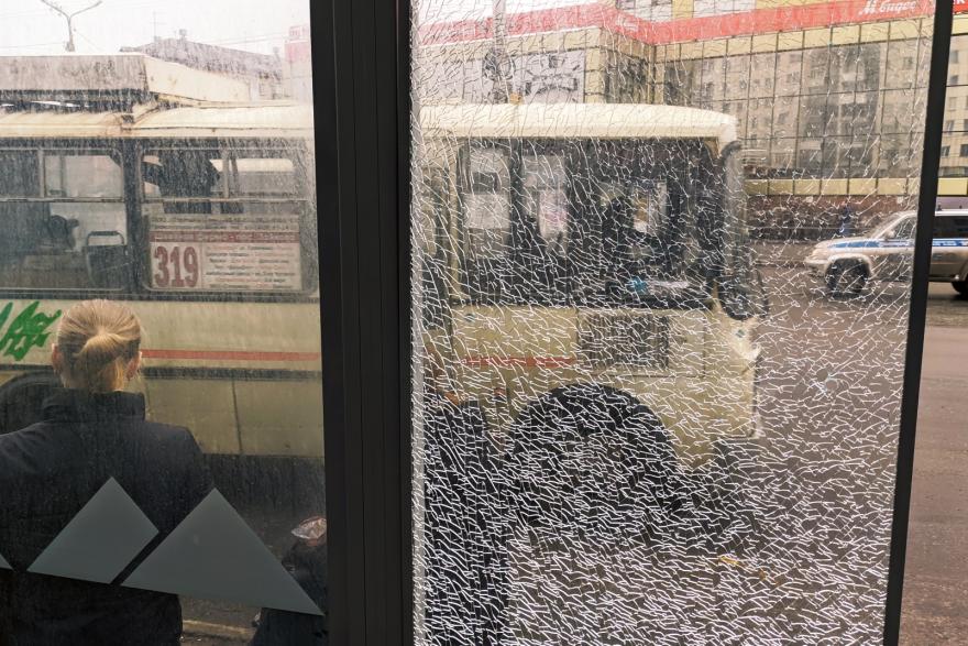 В Кургане вандалы повредили стекла на «умной» остановке