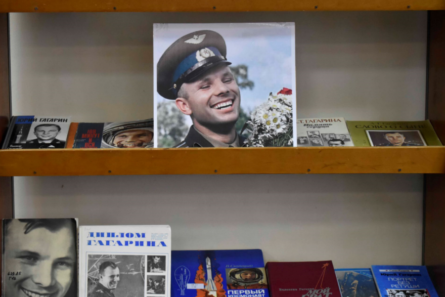 В библиотеке Кургана – уникальные книги о Юрии Гагарине 