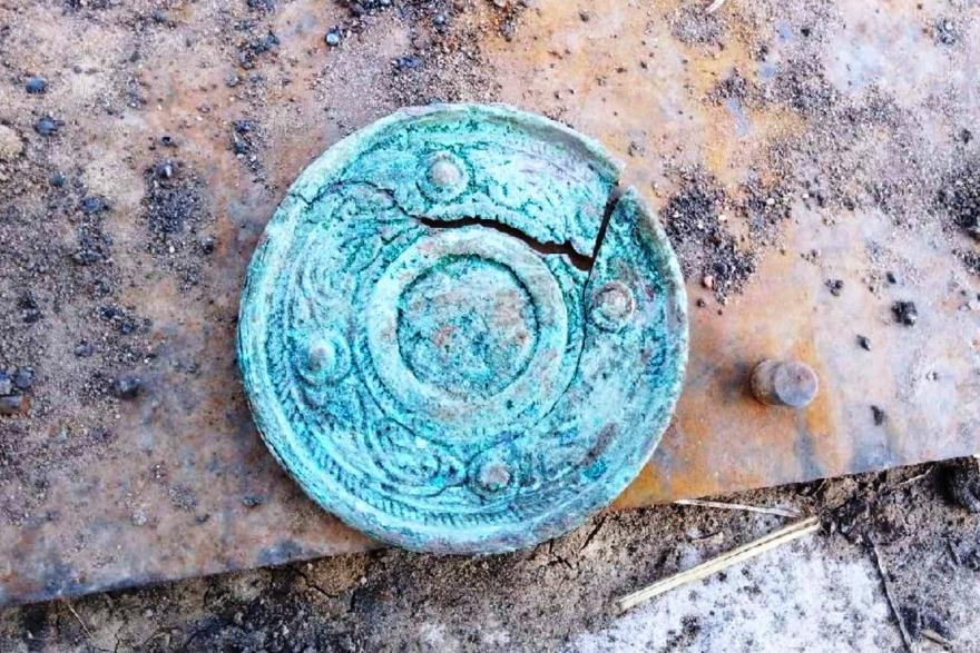 В Курганской области при раскопках нашли древнее зеркало 