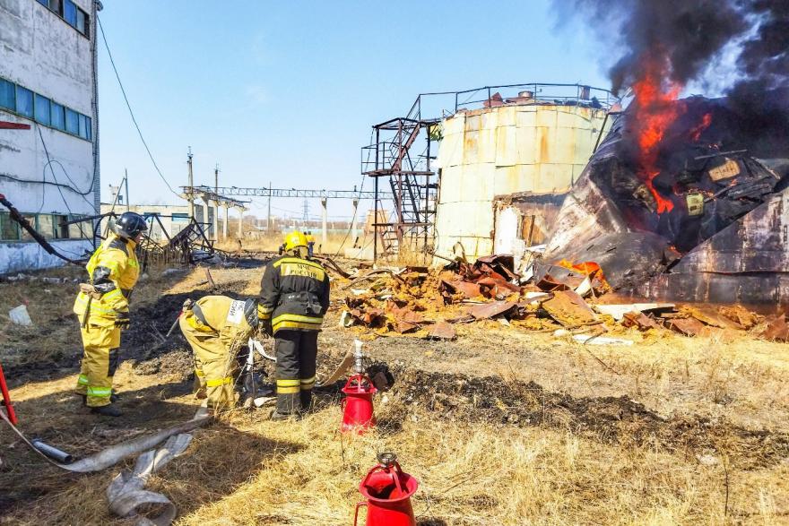 В Зауралье при демонтаже завода загорелся резервуар с мазутом