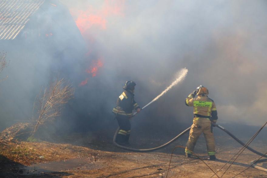 В Кургане крупный пожар тушили несколько часов 