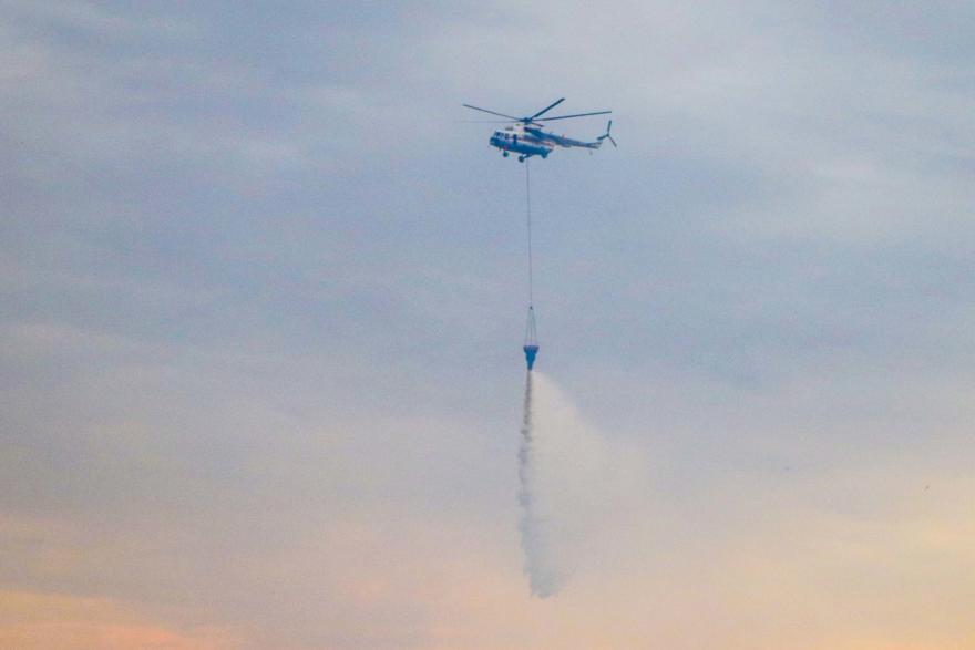 В Кургане для тушения крупного пожара сбросили 100 тонн воды с вертолёта