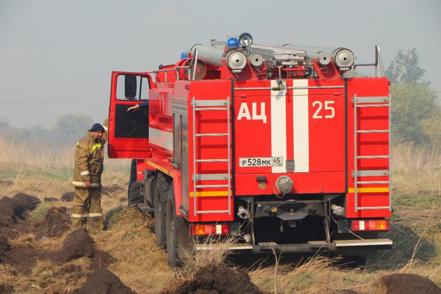 В Курганской области пожар остановили в 500 метрах от села