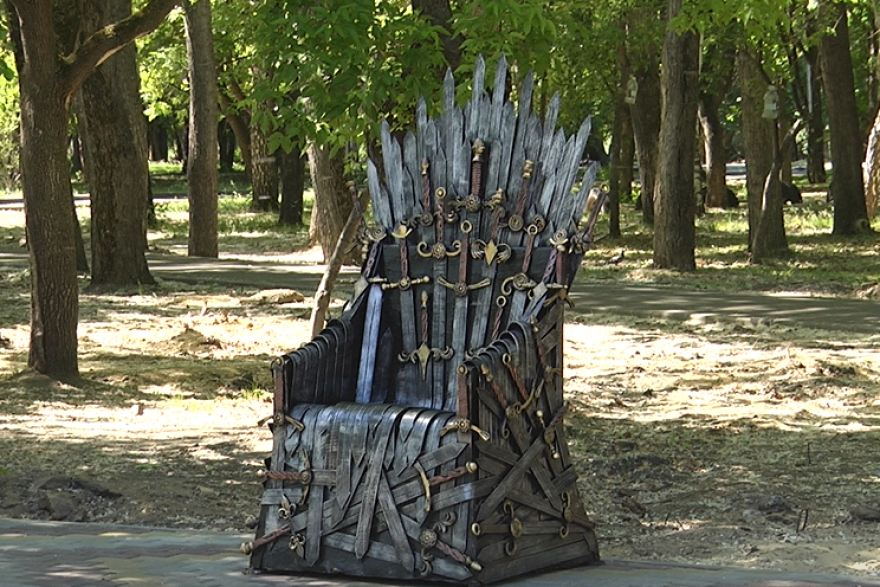 В курганском парке появился трон из «Игры престолов»