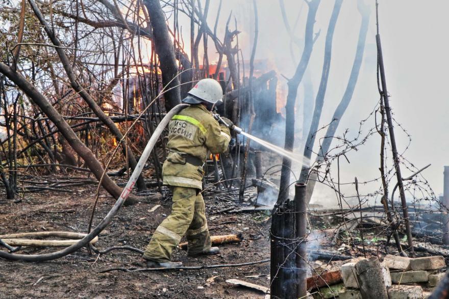 Крупный пожар уничтожил пять строений в курганском садовом товариществе 
