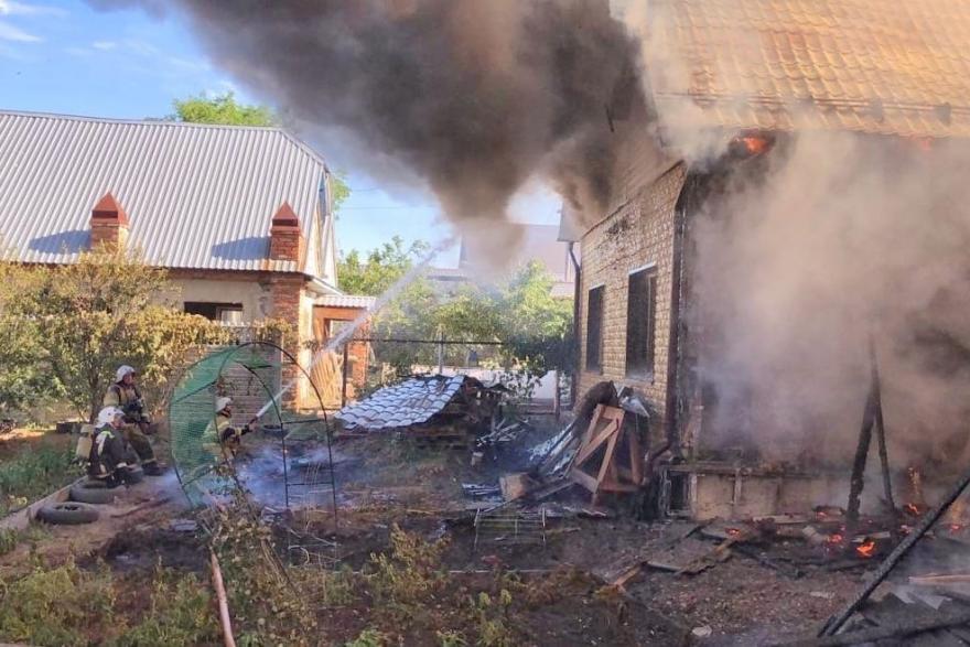 В Шадринске устранили крупный пожар в жилом доме