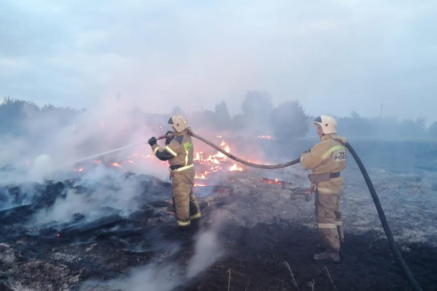 В Варгашинском районе Курганской области пожарные борются с крупным возгоранием 