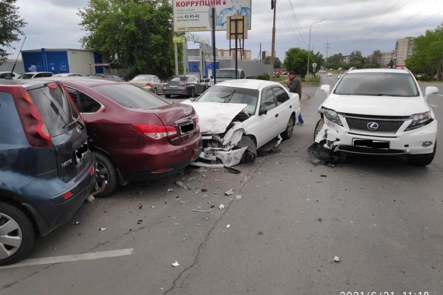 В Кургане владелец Lexus спровоцировал новую массовую аварию