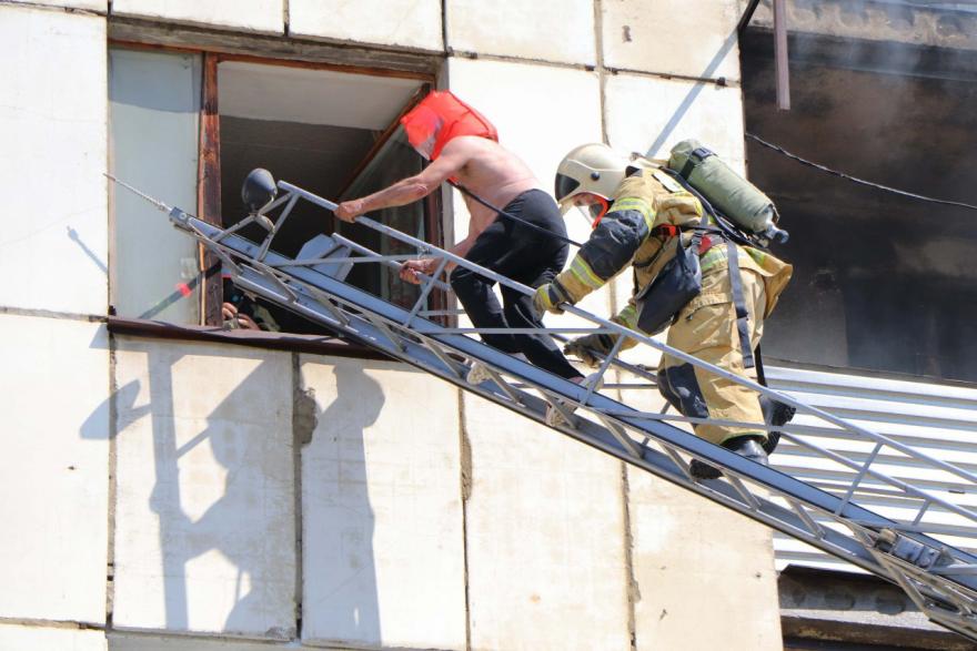 В Кургане из пожара в многоэтажке спасли 4 человек
