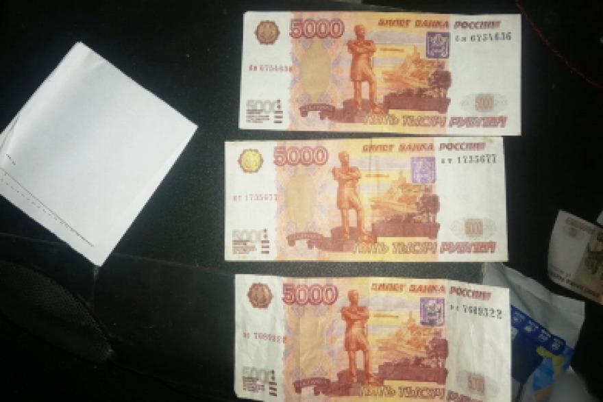 Житель Екатеринбурга расплачивался в зауральских магазинах фальшивыми деньгами