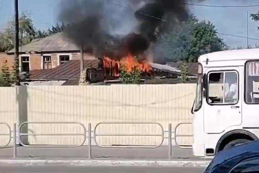 В Кургане загорелся гараж в центре города