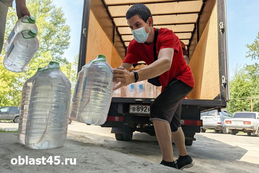 Общественники передали 3300 литров воды в «красные зоны» больниц Кургана
