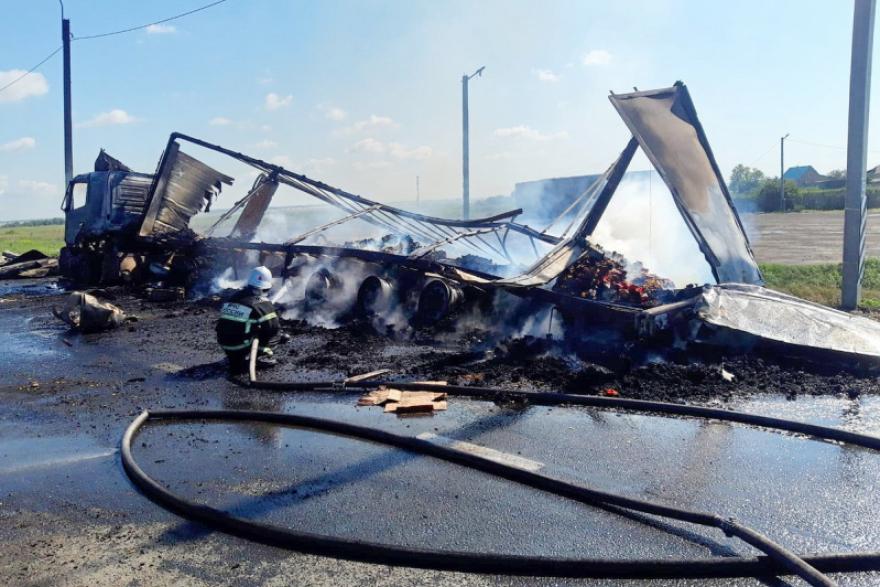 В Курганской области на трассе сгорели две фуры