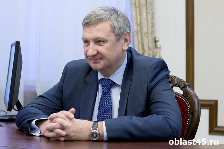 Сенатор от Курганской области поздравляет Владимира Усманова с юбилеем