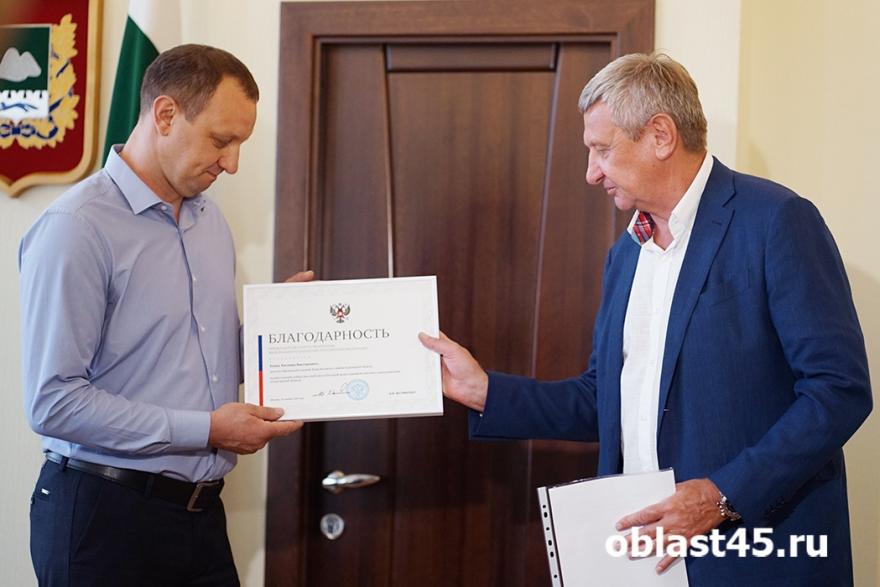 Сенатор Муратов вручил сельскому депутату высокую федеральную награду