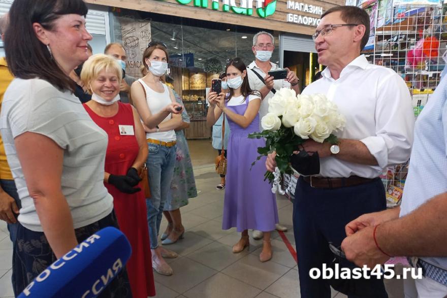Полпред Владимир Якушев подарил цветы мэру Кургана Елене Ситниковой