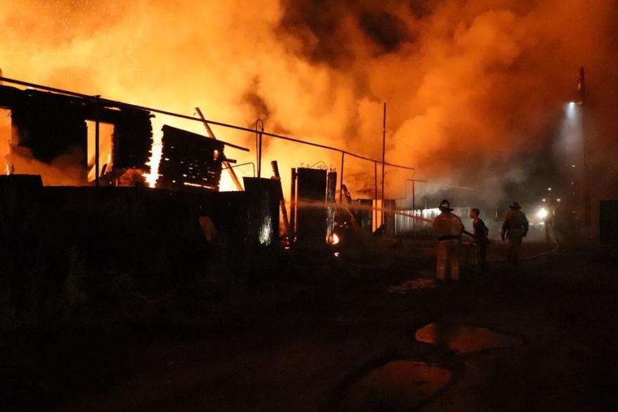 В Кургане ликвидировали крупный пожар. Есть пострадавший