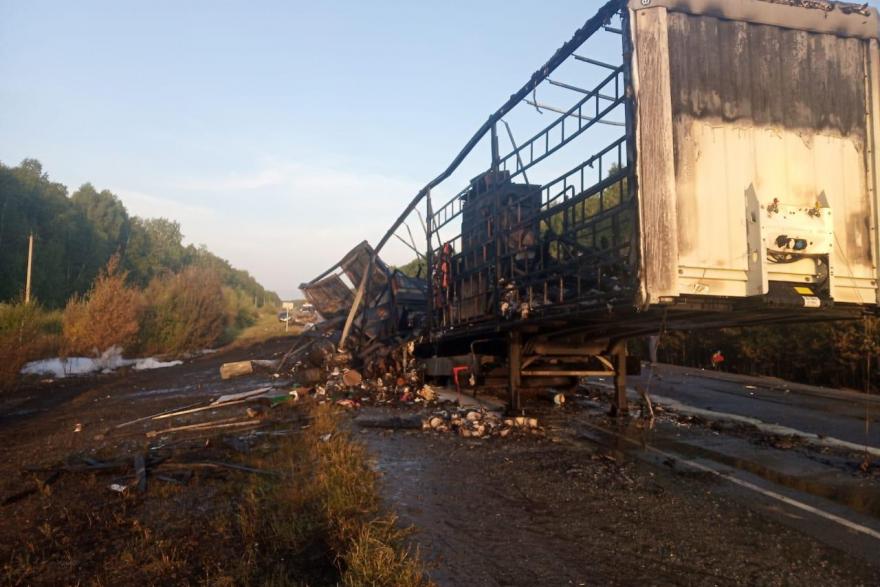 В Курганской области в аварии сгорели грузовики и погибли два человека