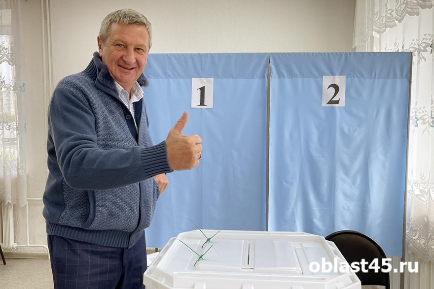 Сенатор Сергей Муратов проголосовал на своем избирательном участке