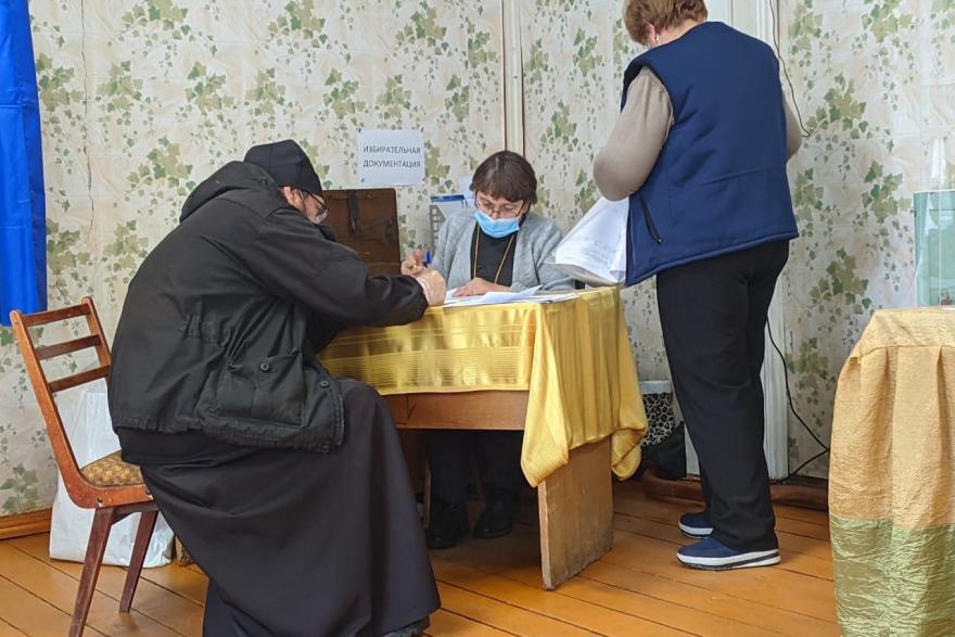 Священнослужители курганской митрополии голосуют на выборах в ГД РФ