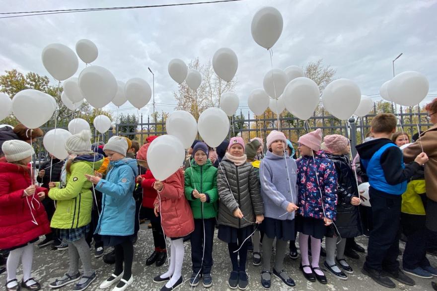  Курганские школьники запустили в небо больше 200 шаров