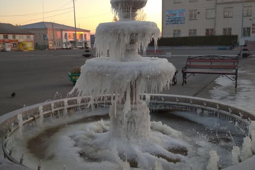 «Ледниковый период по-шатровски»: в Курганской области фонтан покрылся льдом