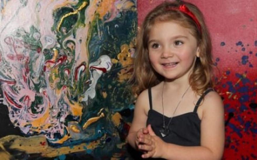 За картинами четырехлетней художницы коллекционеры стоят в очередь