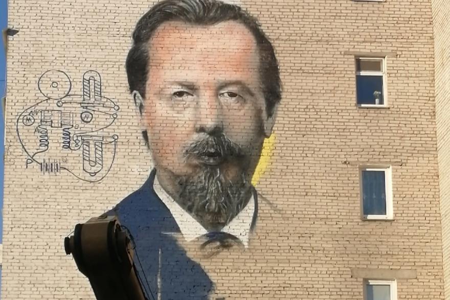 В Зауралье на стенах жилого дома появился портрет Александра Попова