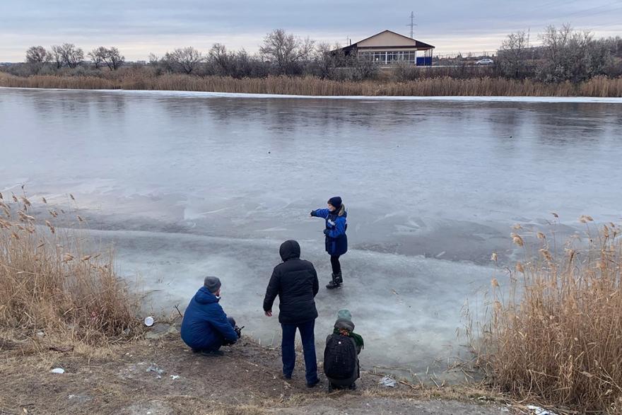 Сотрудники МЧС напомнили курганцам об опасности выхода на тонкий лед