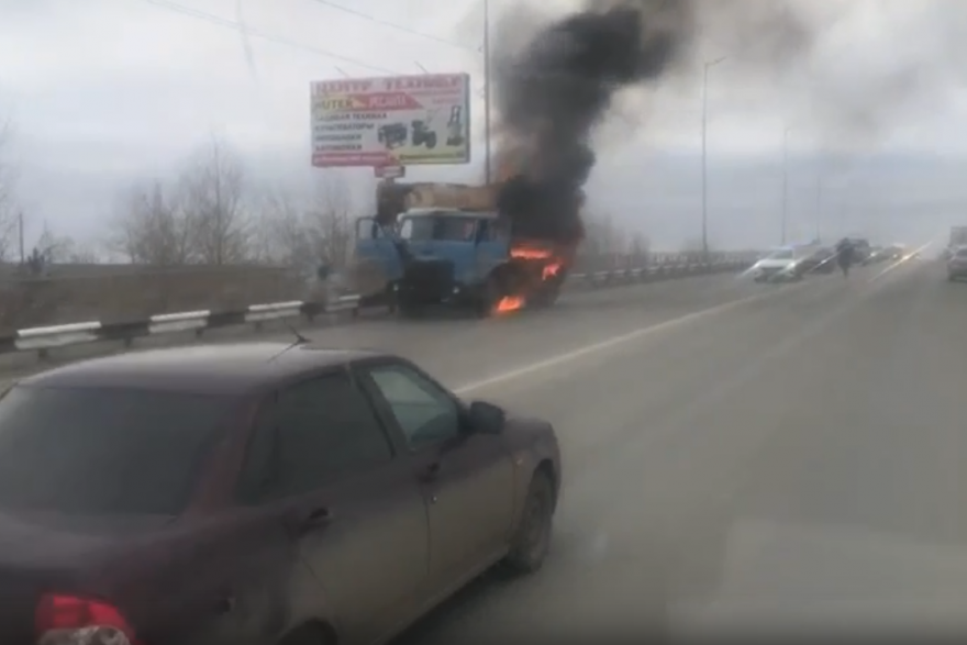 В Кургане на Бурово-Петровском мосту загорелся автокран