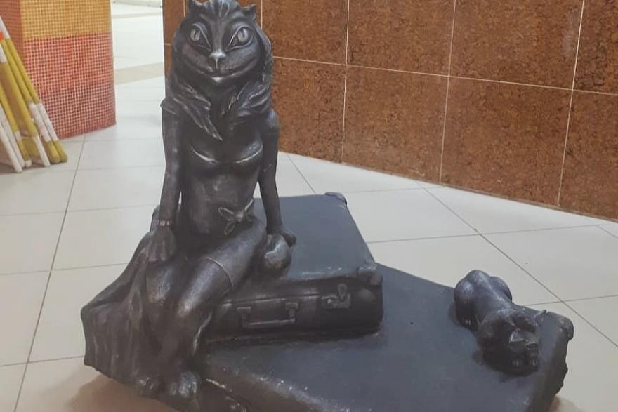 Скульптуру кошки с женской грудью установили в курганском торговом центре
