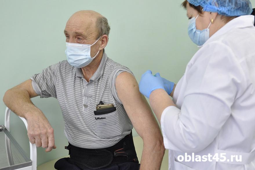 Иммунолог предложил ввести обязательную вакцинацию от COVID-19 для пожилых людей