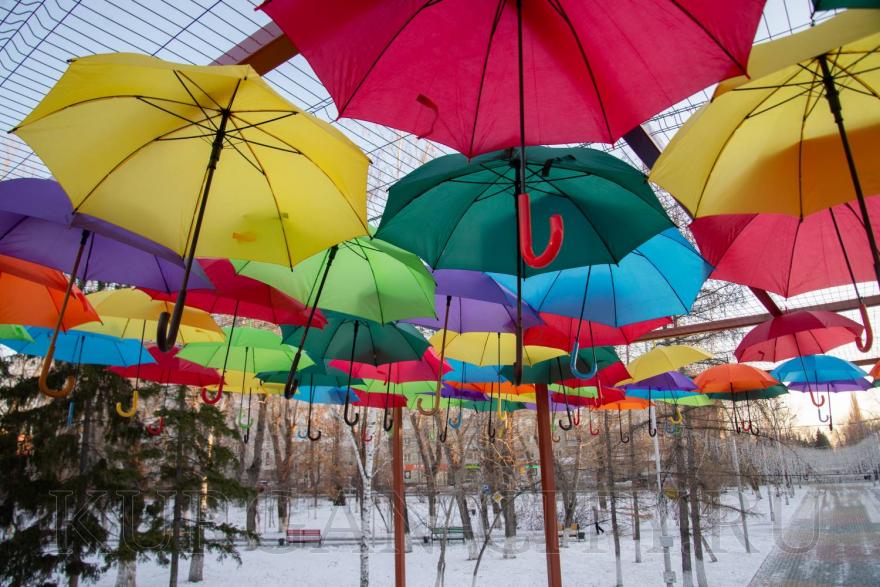 В курганском парке появился арт-объект из парящих зонтов