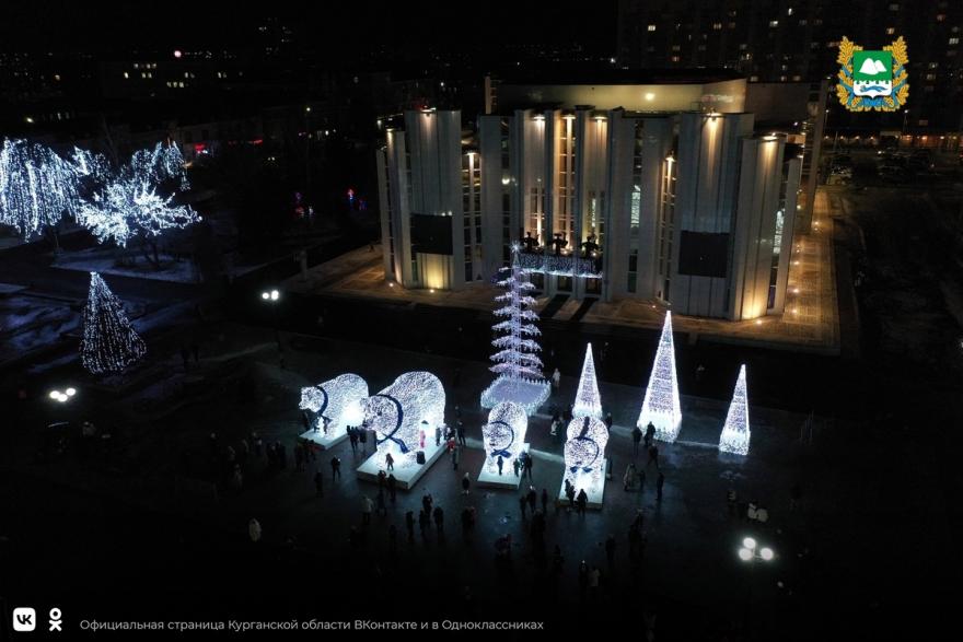 В Кургане открыли новогодний арт-объект на Троицкой площади