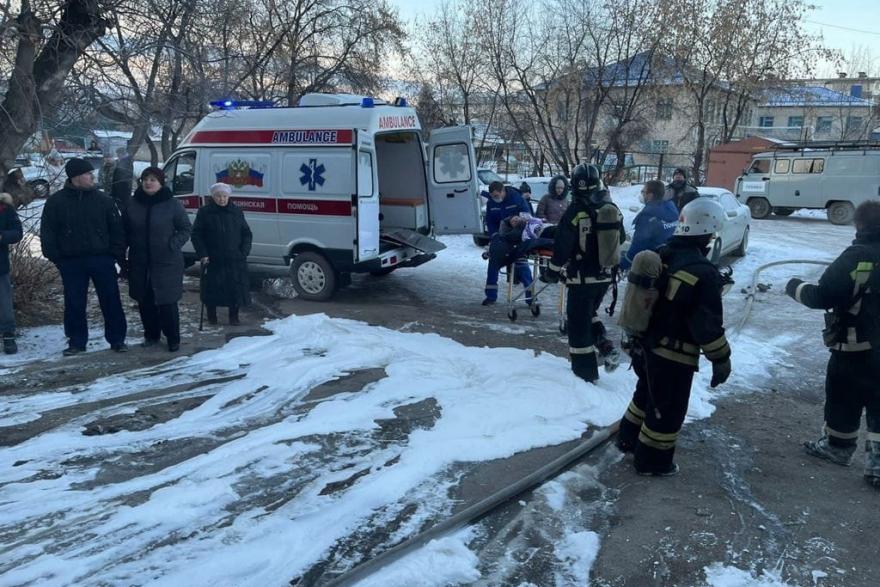 В Шадринске из пожара спасли 8 жильцов и 13 эвакуировали