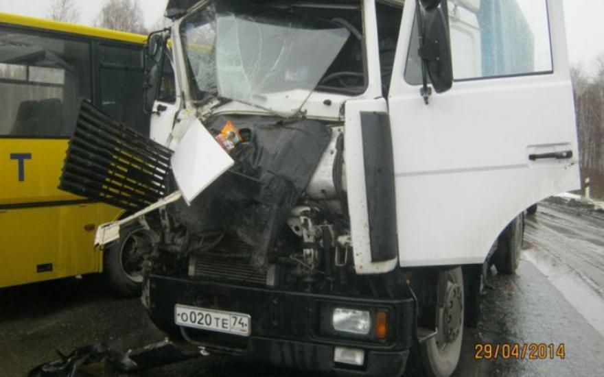 ДТП на федеральной трассе Курган–Тюмень: грузовик въехал в школьный автобус