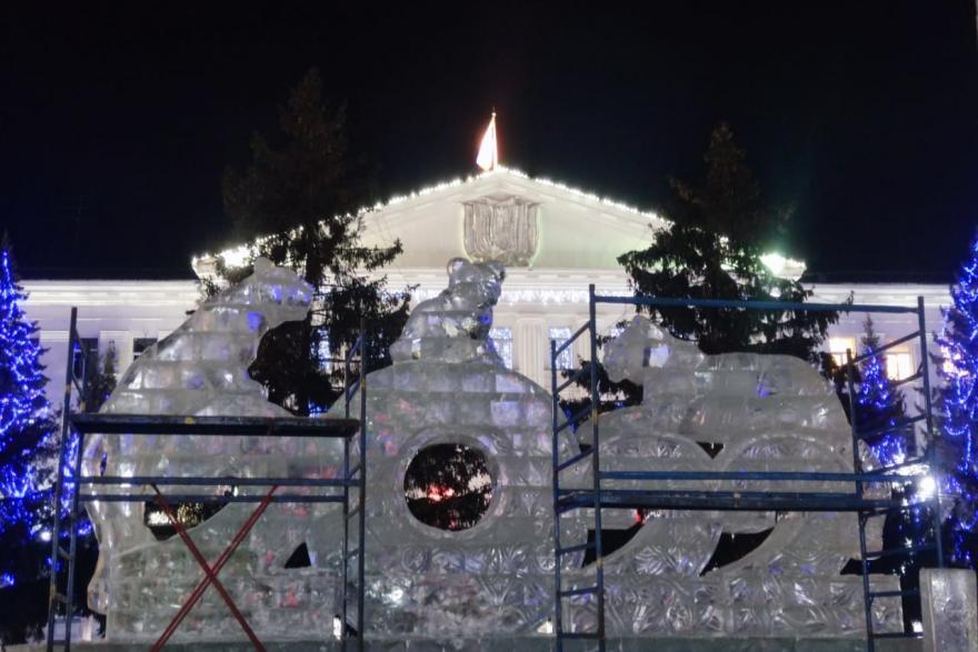 На главной площади Кургана появились первые ледяные фигуры и каток