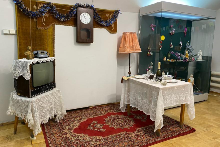 Зал курганского музея превратился в советскую квартиру 