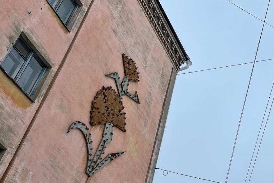 Власти Кургана согласились участвовать в реставрации «гвоздики» на фасаде дома
