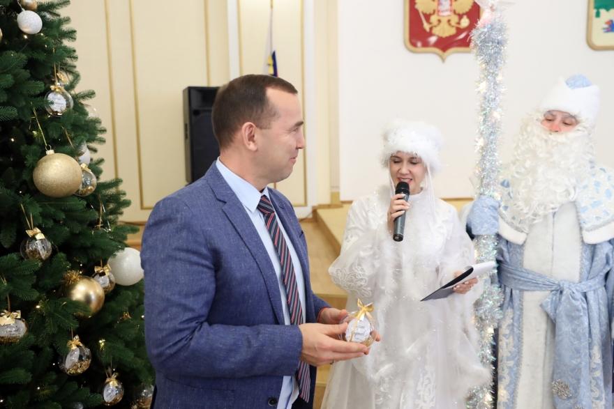 Шумков поздравляет с Новым годом детей, Лисовский с вопросами - к полпреду, московские блогеры просятся в Курган
