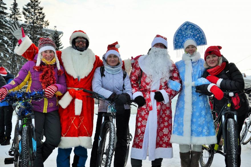 В Кургане велосипедисты превратились в Дедов Морозов