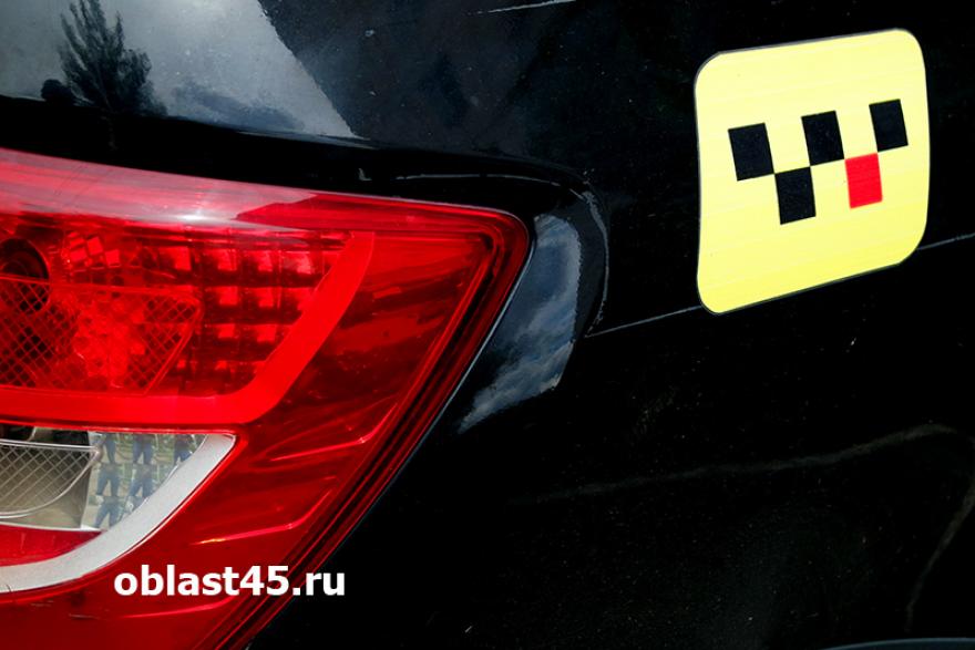Курганец напал на водителя такси и похитил 250 рублей