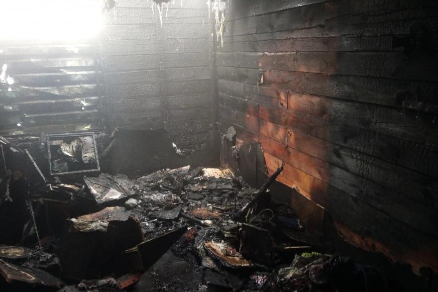 «Остались без всего»: В Кургане у семьи с двумя детьми сгорел дом