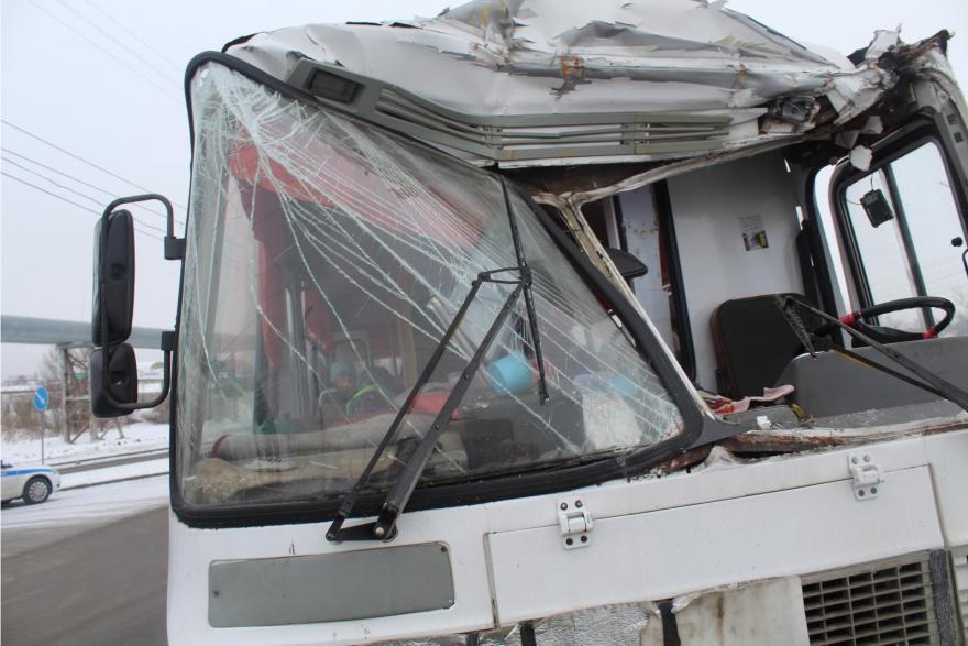 В Кургане пассажиры автобуса получили травмы после столкновения с автокраном