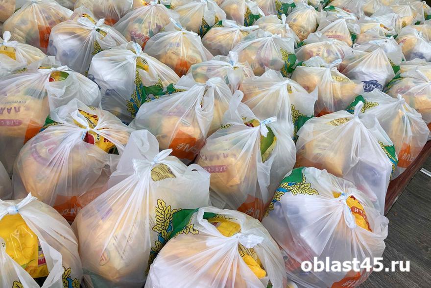 Курганцы несут вещи и продукты для беженцев из Донбасса