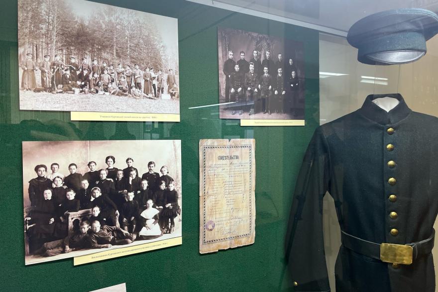 В прошлое через музейные экспонаты: в Кургане открылась выставка «Сюжеты прошлого»