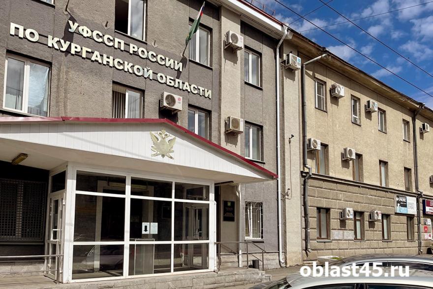Жительнице Далматово приставы помогли через суд добиться ремонта квартиры 